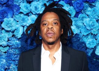 The legendary Jay-Z flexes his Grammys in this epic photo Jay-Z